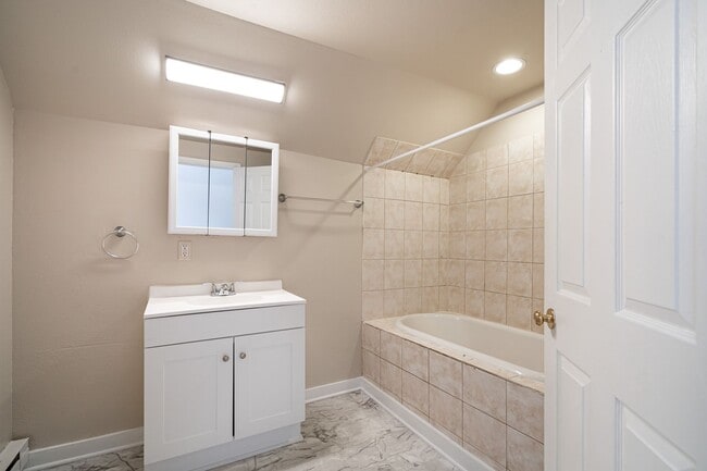 Building Photo - Beautiful 3 Bedroom + Den 2 Full Bath Uppe...