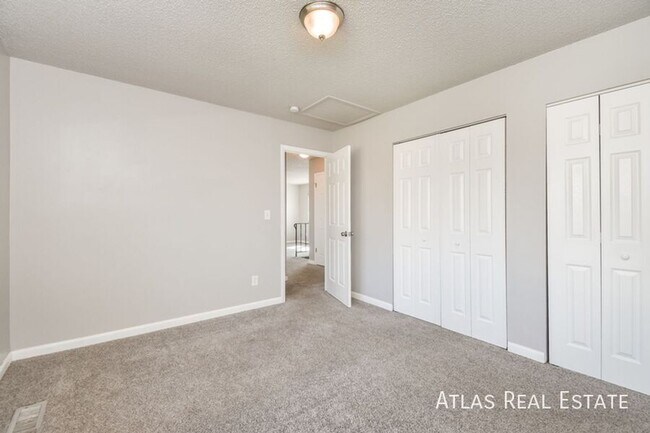 Building Photo - 4340 College View Dr