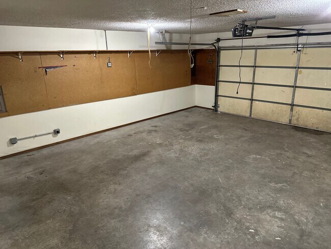 Building Photo - Available 7/1!  Spacious 3 Bedroom, 2 Full Bathroom Rogers Home in Quiet Neighborhood