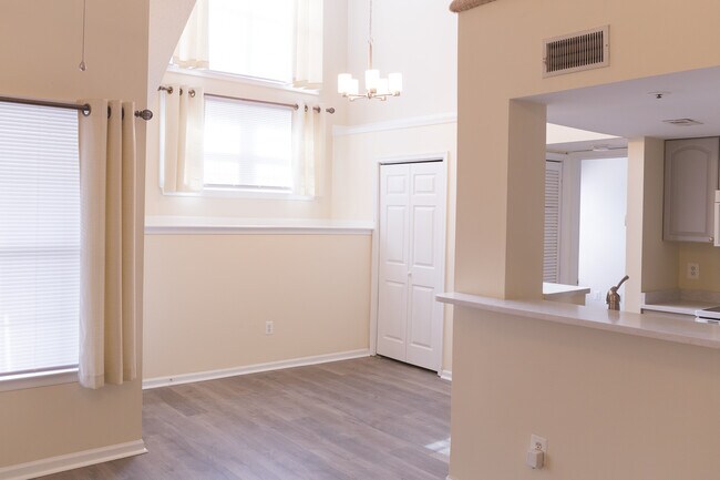 Building Photo - 14049 Vista Drive