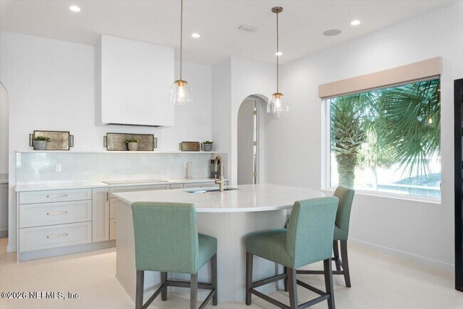 Building Photo - 114 12th Ave S