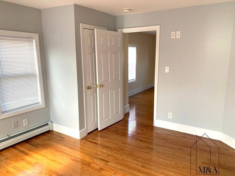 Building Photo - 186 Broadway