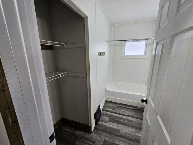 Building Photo - 3242 W 92nd St