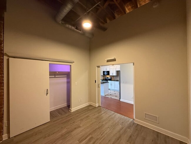 Building Photo - Bonnie Jean Flats