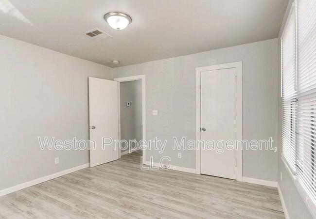 Building Photo - 1209 NE 43rd St