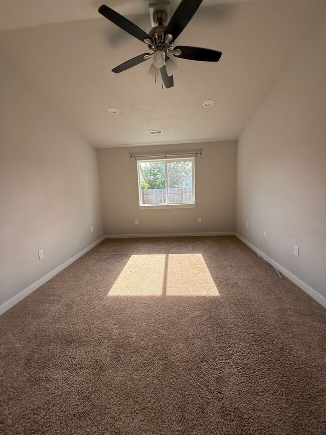 Building Photo - Gorgeous Pet Friendly Three Bedroom Lebano...