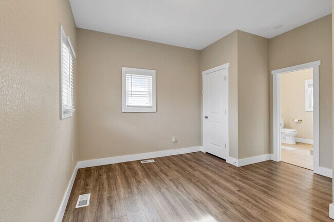 Building Photo - 3101 S Clarkson St