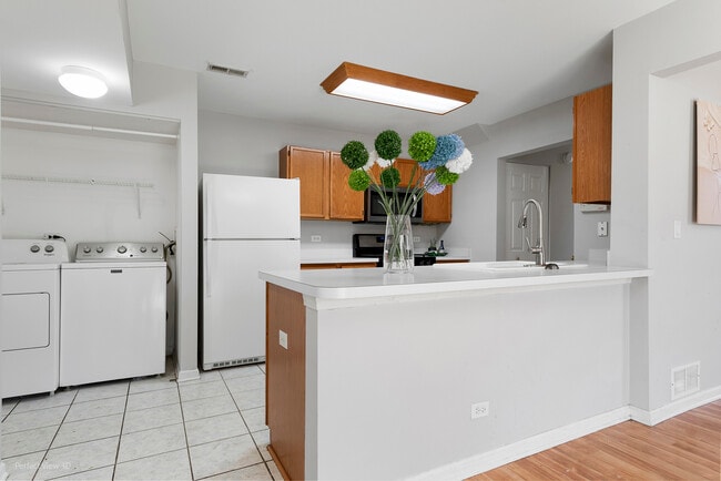 Building Photo - 1093 Symphony Dr