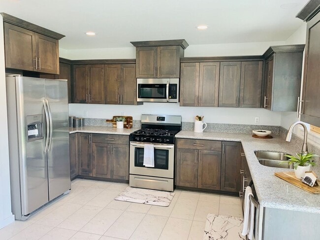 Building Photo - Newer 3 bedroom 2 bath house in Sutherlin