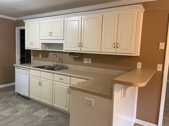 Building Photo - 1247 Carriage Dr