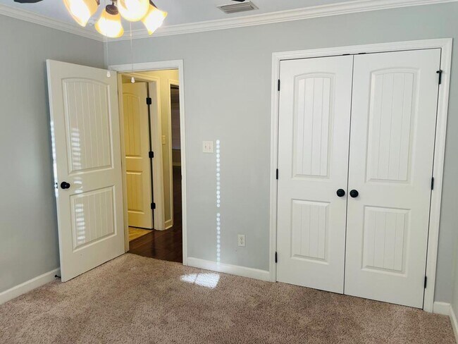 Building Photo - Beautiful 3 Bedroom Home with Screened Porch, Fenced Backyard & Open Floor Plan in Hahira
