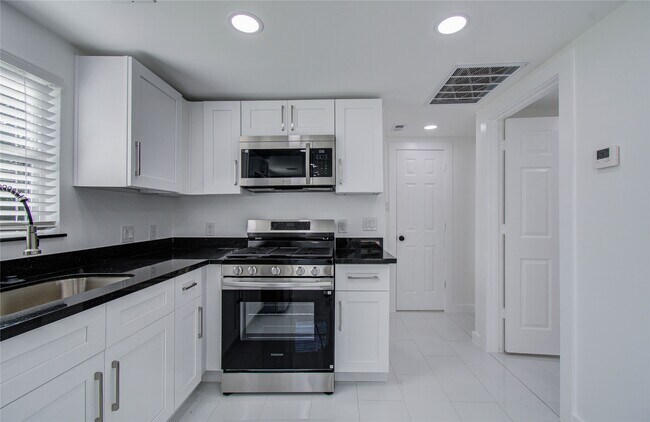 Building Photo - 7530 Park Pl Blvd