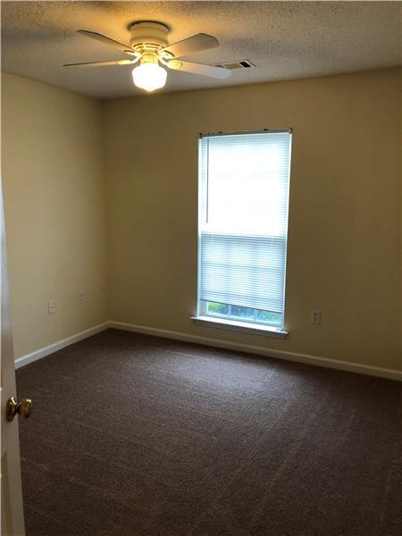 Building Photo - 15 Ledgestone Ln