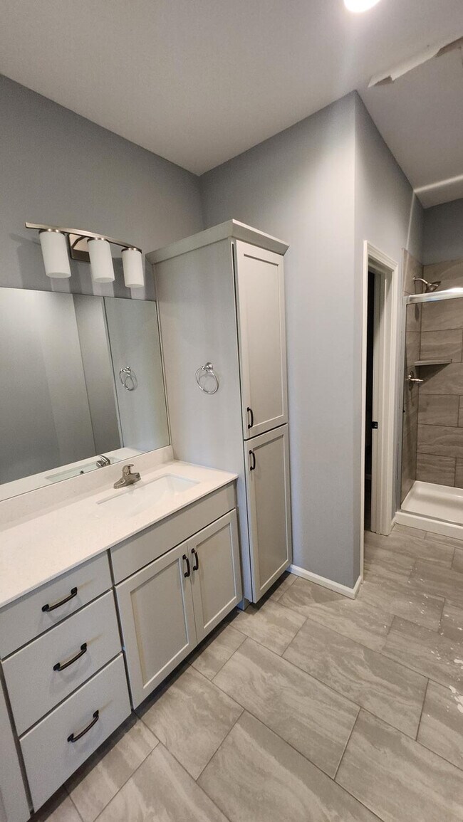 Building Photo - Newly constructed Maintenance provided 3 bed 2.5 bath