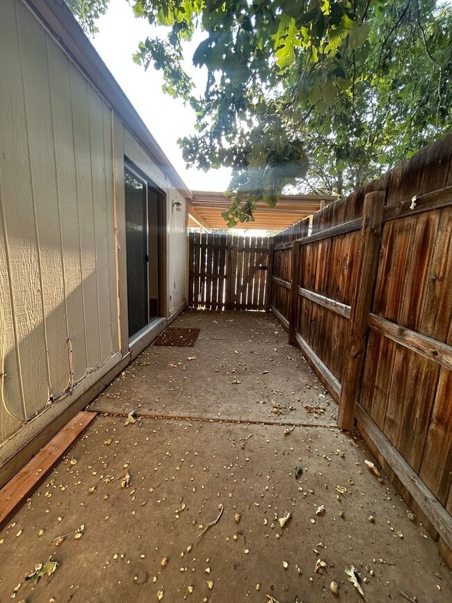 Building Photo - 1732 Cambridge Dr