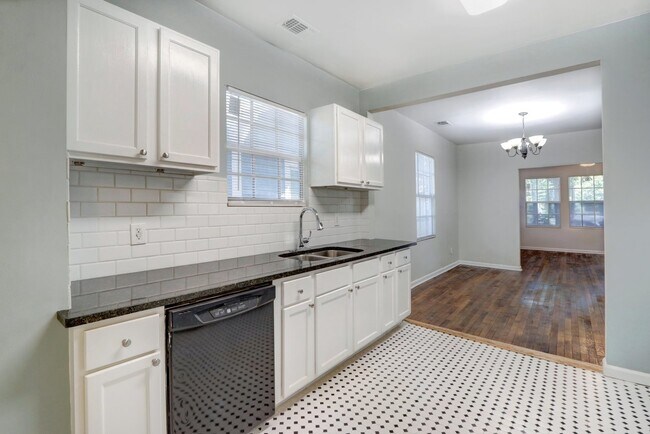 Building Photo - Single family house - within walking dista...