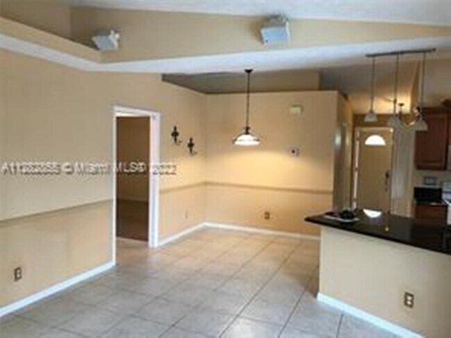 Building Photo - 527 SE Cliff Rd