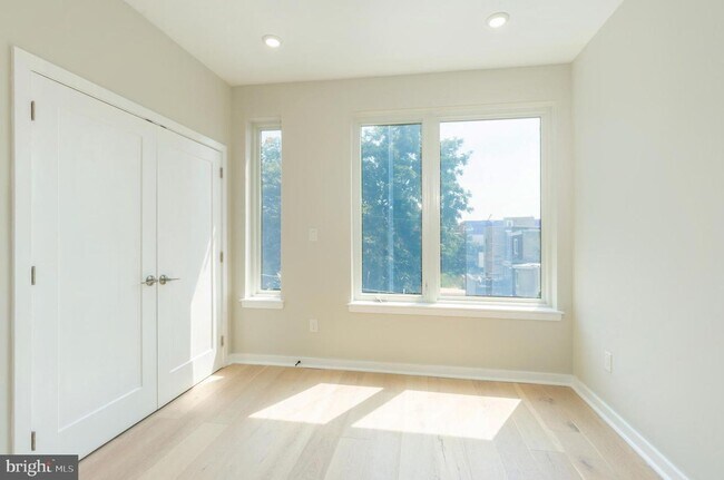 Building Photo - 2102 N Percy St