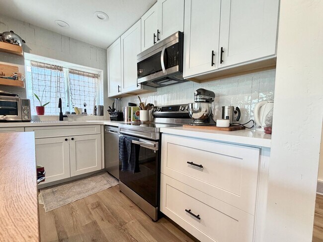 Building Photo - Updated 4-Bedroom Home in Salt Lake City!