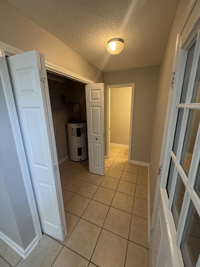 Building Photo - 115 Creeke Ln