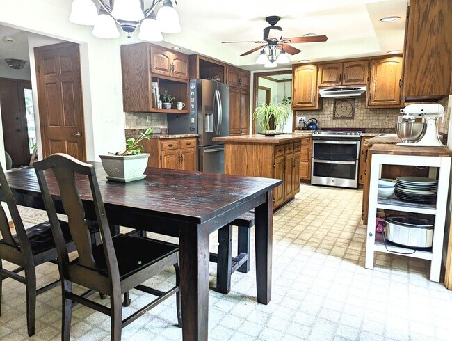 Building Photo - Four Bedroom Neenah House