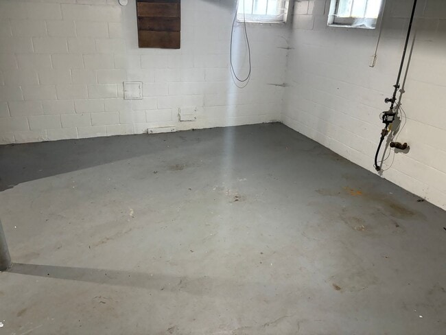 Building Photo - Beautiful 3 Bedroom 1 Bathroom Morton Meadows Cottage