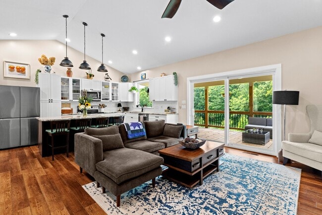Building Photo - Spacious and Inviting - Beautifully-Mainta...