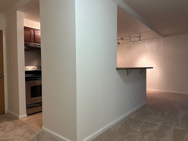 Building Photo - 1 Bedroom Condo w/Pool, Garage, Elevator, ...