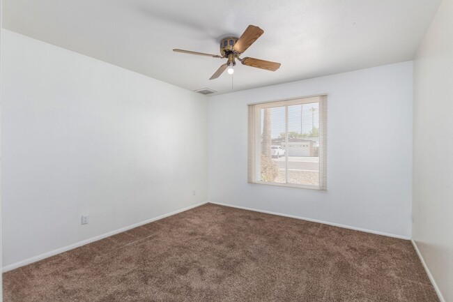 Building Photo - 4 BEDROOM, 2 BATH TEMPE HOME WITH SPACIOUS...