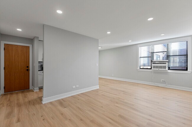 Building Photo - 530 W Aldine Ave