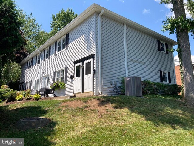Building Photo - 1004 Yardley Commons
