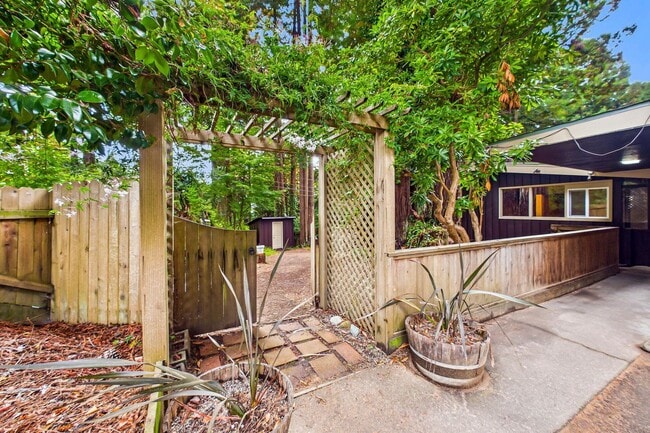 Building Photo - 2910 Greenbriar Ln