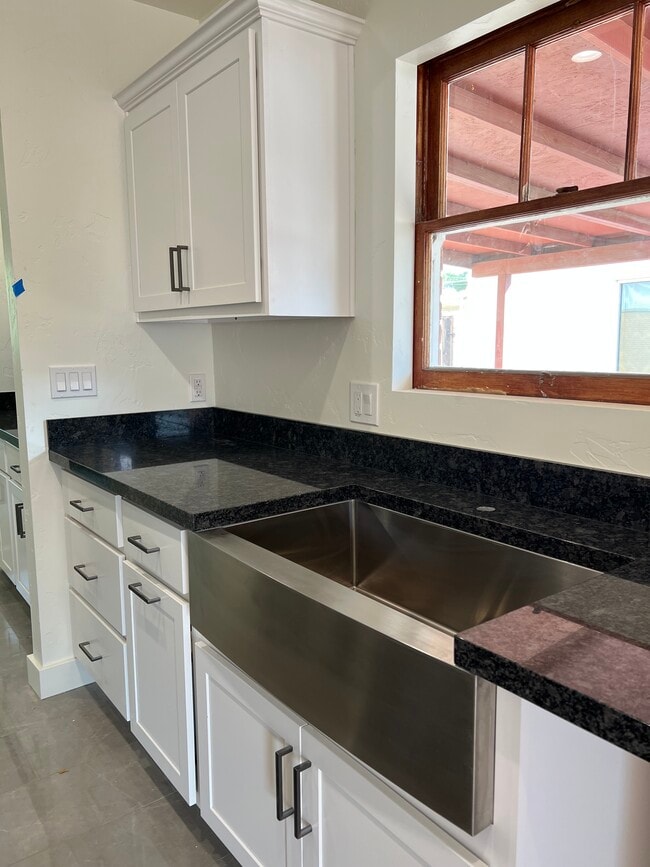 Building Photo - 514 W Turney Ave