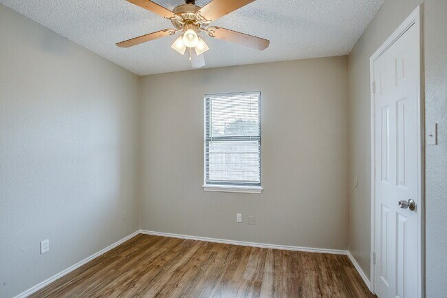 Building Photo - Fully updated 2/1.5/1 in Frenship!