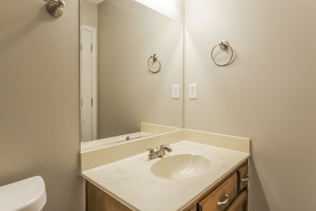Building Photo - 10953 Oak Leaf Dr