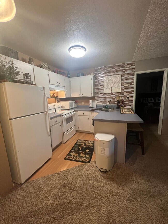 Building Photo - 2600 S White Mountain Rd