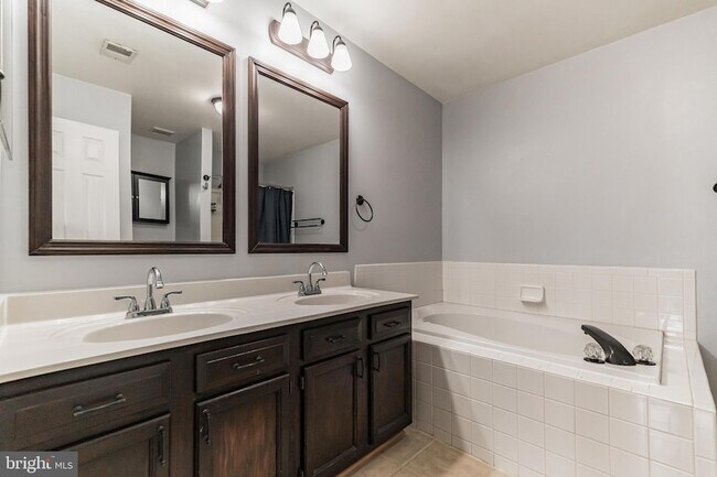 Building Photo - 9 Sharon Ln