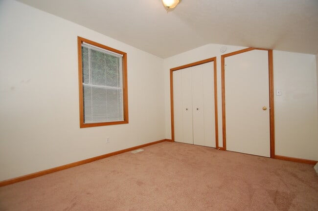 Building Photo - Recently Renovated 3-Bedoom Duplex for Ren...