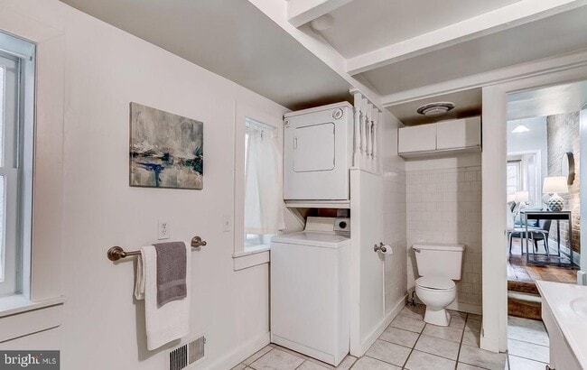 Building Photo - 825 S Charles St