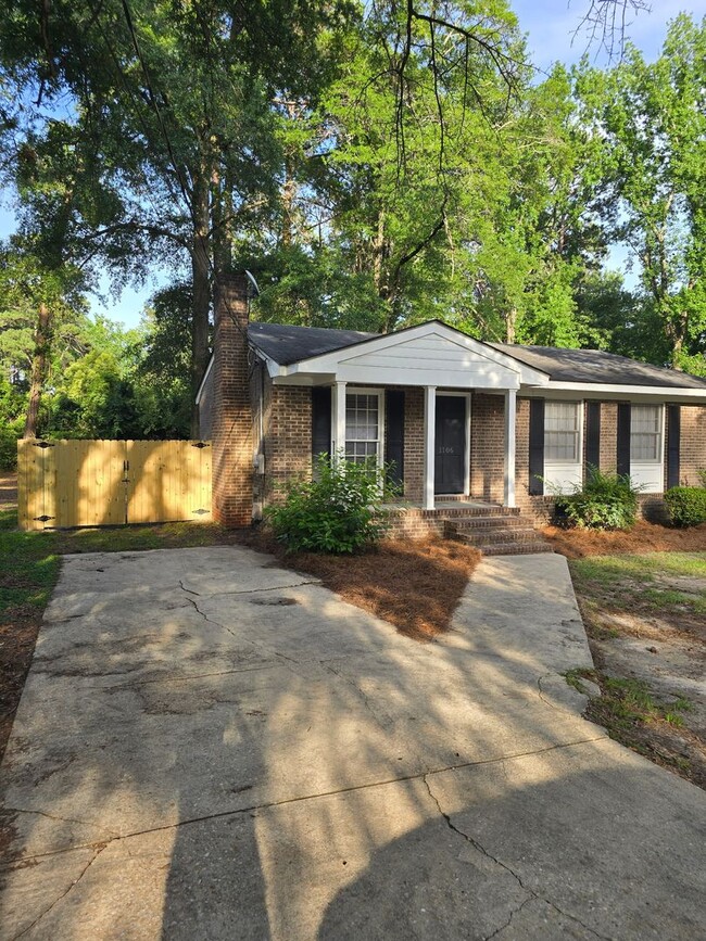 Building Photo - Renovated Home 3 bedroom 1.5 bath with new privacy wooden fence