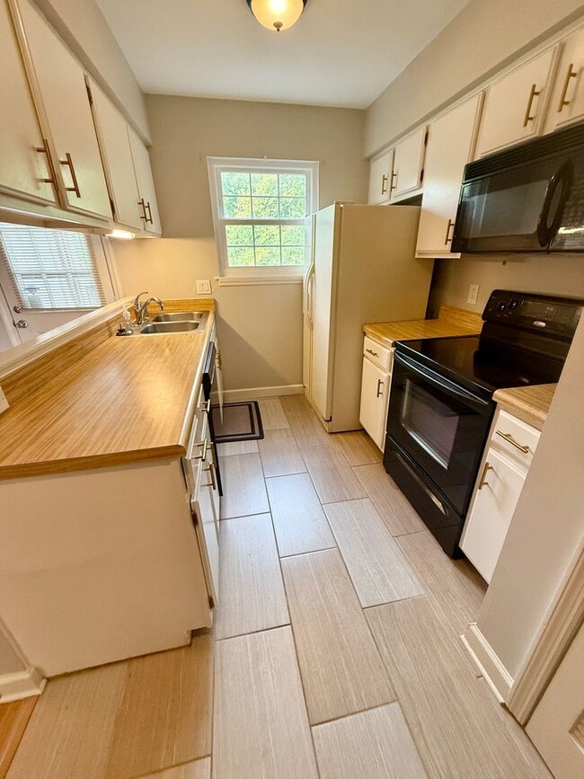Building Photo - 2 Bedroom Hermitage condo only $1600!  Ava...