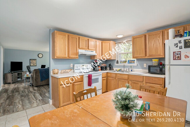 Building Photo - 910 Sheridan Dr