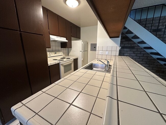 Building Photo - Townhouse 2 bedroom 1 bath, new paint. new...