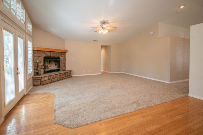 Building Photo - Beautiful Walnut Ridge Home!