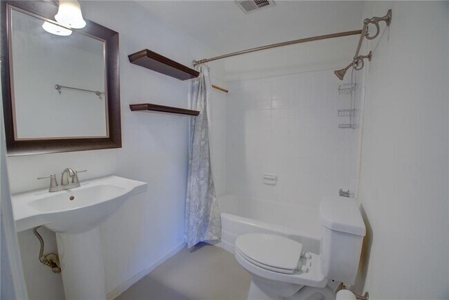 Building Photo - 1304 Mariposa Dr