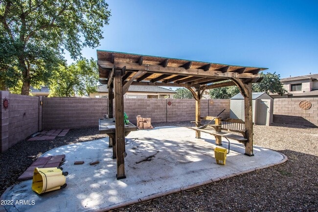 Building Photo - 44629 W Santa Fe St