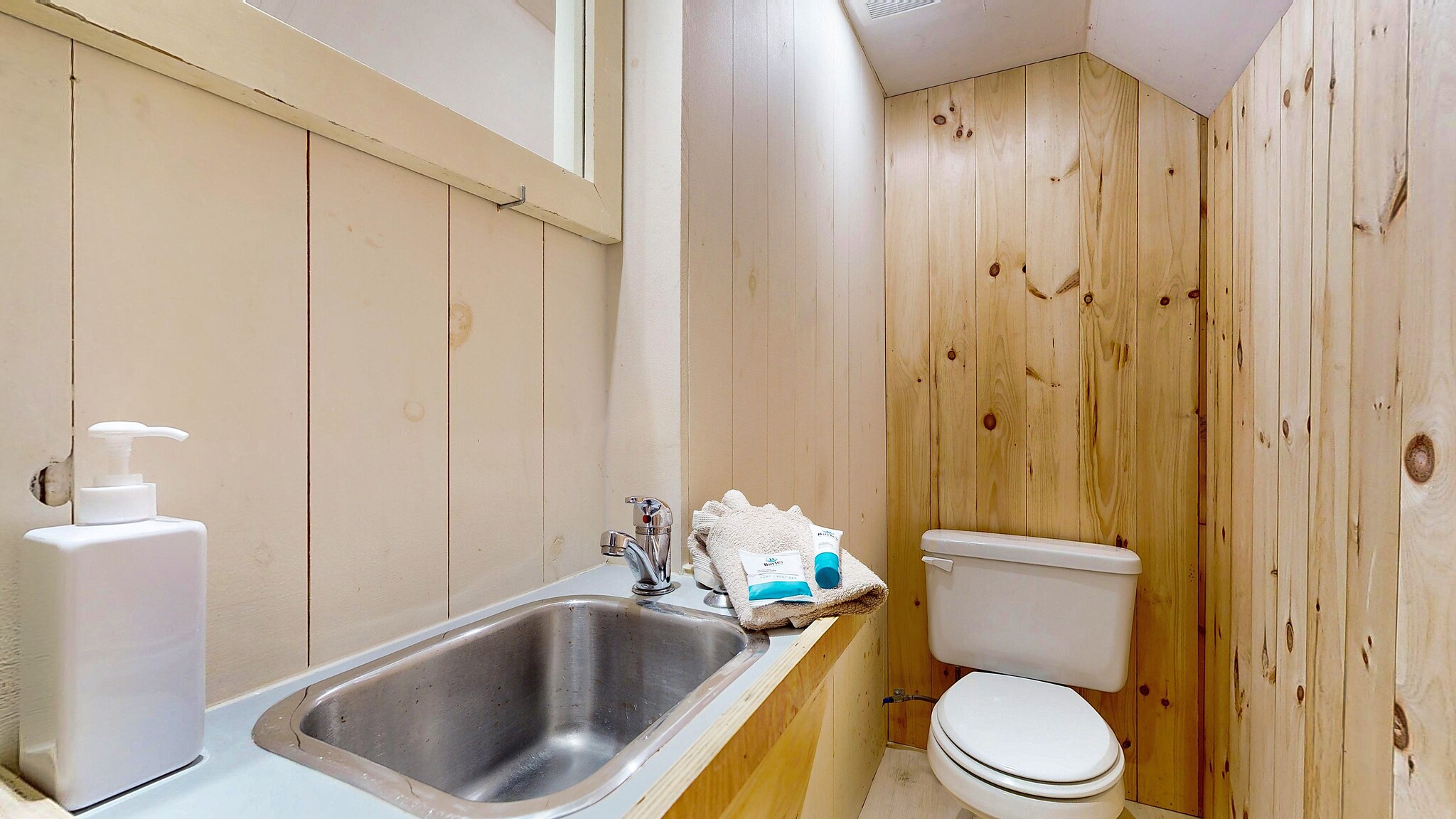 Building Photo - 42 Evergreen Ave