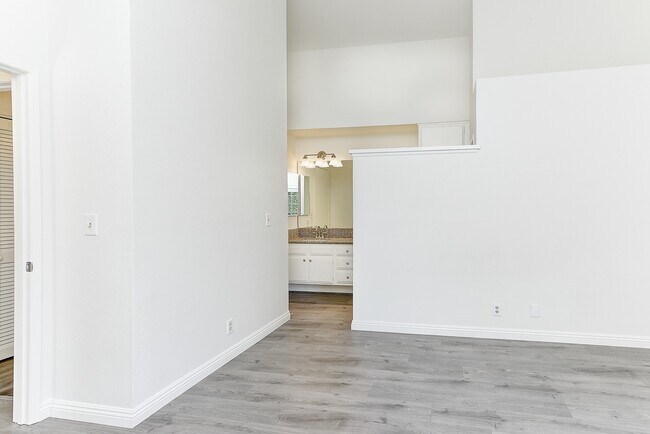 Building Photo - Remodeled 3 Bed Penthouse Condo