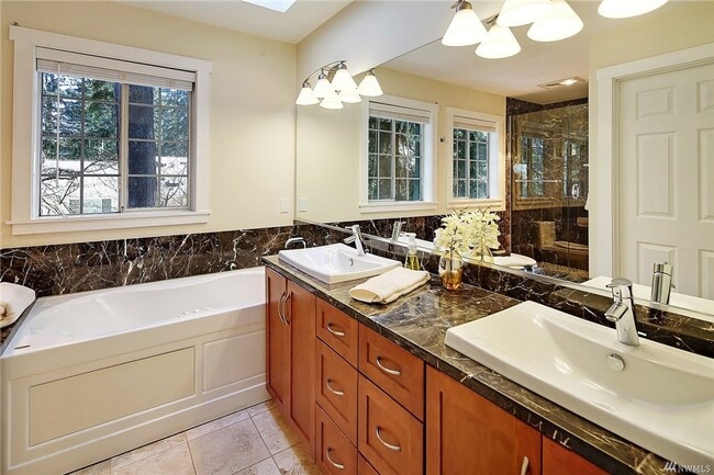 Building Photo - Bellevue 4 bd 2.5 bath house close to Micr...