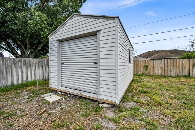 Building Photo - 726 SW Bond Rd
